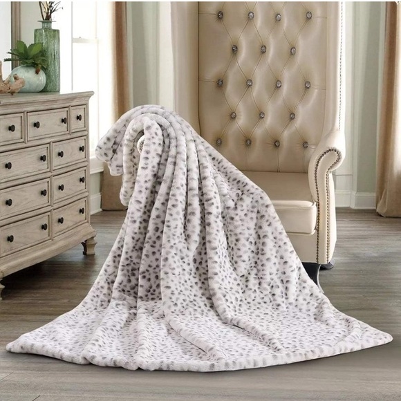Member's Mark Hotel Premier Collection Luxury Throw 60 in x 70 in Snow Leopard - Picture 1 of 2
